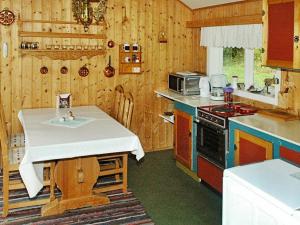 uma cozinha com uma mesa e um fogão forno superior em One-Bedroom Holiday home in Frei em Frei