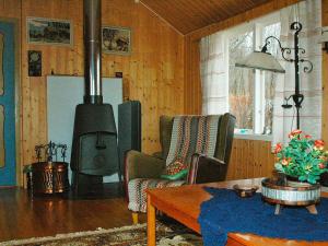 een woonkamer met een open haard en een fornuis bij One-Bedroom Holiday home in Frei in Frei