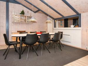 - une salle à manger avec une table et des chaises dans l'établissement 8 person holiday home in Bl vand, à Blåvand