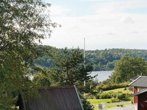 ユシーレにある5 person holiday home in LJUNGSKILEの家から見える湖