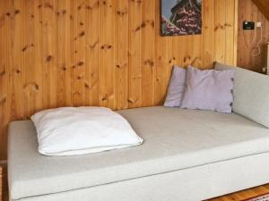 Säng eller sängar i ett rum på Holiday Home Litlevågen