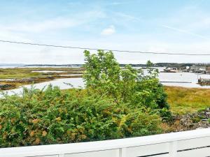 uma vista para um rio a partir de uma casa em 6 person holiday home in Dyrvik em Dyrvik