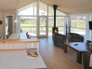 Haslevgårde的住宿－Holiday Home Kystvejen，客厅设有壁炉和沙发。