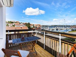 einen Balkon mit einem Tisch und Stühlen sowie einen Yachthafen in der Unterkunft Holiday Home Rosenlundsvägen in Ellös