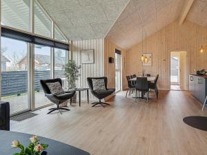 Una sala de estar con mesa y sillas y una cocina. en 10 person holiday home in Hasselberg, en Kappeln
