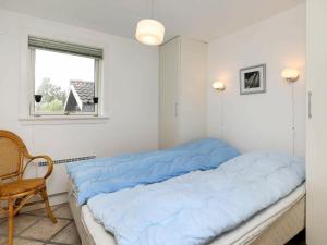 Postel nebo postele na pokoji v ubytování Two-Bedroom Holiday home in Ringkøbing 10