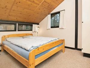 En eller flere senger på et rom på Three-Bedroom Holiday home in Toftlund 27