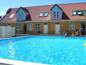 uma pessoa está de pé numa piscina em 6 person holiday home in Gudhjem em Gudhjem