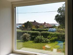 Hälleviksstrand的住宿－4 person holiday home in H LLEVIKSSTRAND，享有庭院景致的窗户