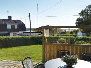 patio con mesa y sillas en 4 person holiday home in H LLEVIKSSTRAND en Hälleviksstrand