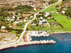 4 person holiday home in H LLEVIKSSTRAND في Hälleviksstrand: اطلالة جوية على جزيرة صغيرة في الماء