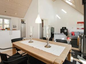 ヒアツハルスにある6 person holiday home in Hirtshalsのキッチン、ダイニングルーム(テーブル、椅子付)