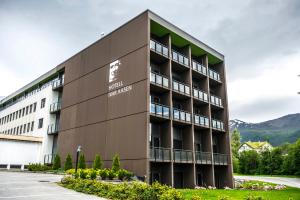 een extern uitzicht op een hotelgebouw bij Havila Hotel Ivar Aasen in Ørsta