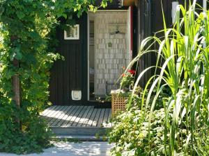 モンステロアスにある5 person holiday home in M nster sの植物家の黒い玄関