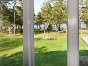 モンステロアスにある5 person holiday home in M nster sの木々のある庭の窓からの眺め