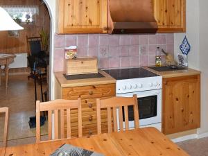 Kuchyň nebo kuchyňský kout v ubytování 8 person holiday home in EIDSVÅG