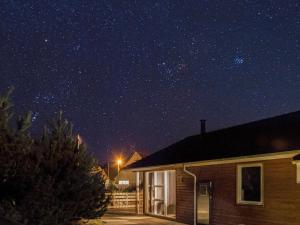 クリムトラにある10 person holiday home in Thistedの夜の星空の家