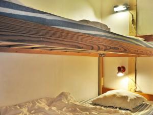 Hallabroにある4 person holiday home in HALLABROの二段ベッド(枕付)が備わる客室です。