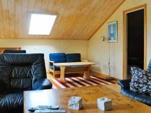 Posezení v ubytování Four-Bedroom Holiday home in S-Uddvalla