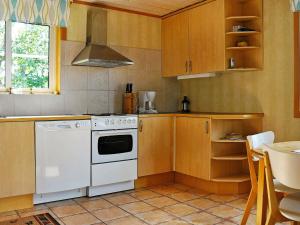 Kuchyň nebo kuchyňský kout v ubytování Four-Bedroom Holiday home in S-Uddvalla