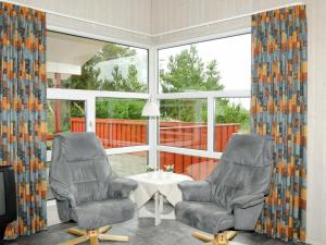 ヘンネ・ストランドにある7 person holiday home in Henneの窓のある客室で、椅子2脚とコーヒーテーブルが備わります。