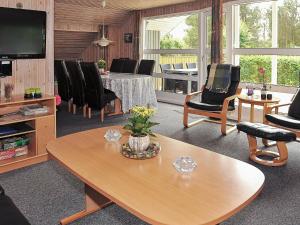een woonkamer met een tafel en stoelen bij Holiday home Nørre Nebel XXI in Nørre Nebel