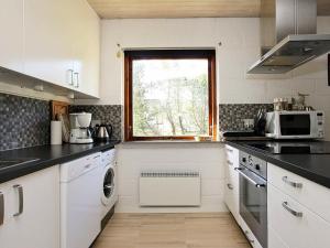 Ålbækにある6 person holiday home in lb kの白い家電製品付きのキッチン、窓