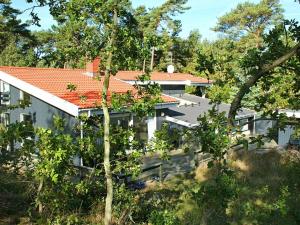 Snogebækにある12 person holiday home in Nexの赤い屋根の家屋