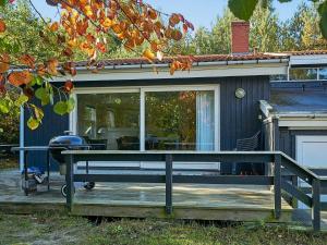una pantalla en el porche de una casa con parrilla en 12 person holiday home in Nex, en Snogebæk