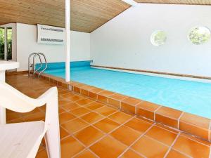Swimmingpoolen hos eller tæt på 8 person holiday home in Fjerritslev