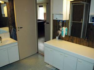 bagno con lavandino e bancone con specchio di 4 person holiday home in VÅGLAND-By Traum a Rabben Altre 16 foto