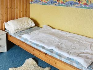 Two-Bedroom Holiday home in Vågland 4 객실 침대