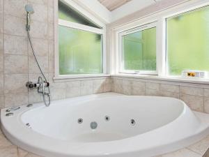 埃伯爾措夫特的住宿－Three-Bedroom Holiday home in Ebeltoft 16，带窗户的浴室内的白色浴缸