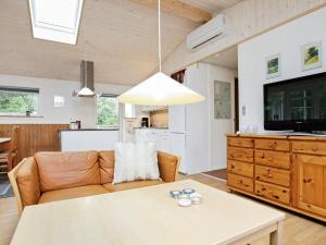 Jerupにある6 person holiday home in Jerupのリビングルーム(ソファ、テーブル付)
