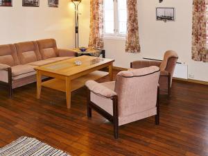 salon z kanapą, stołem i krzesłami w obiekcie Two-Bedroom Holiday home in Lauvstad 1 w mieście Lauvstad