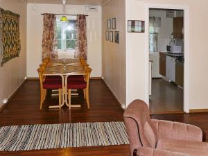 uma cozinha e sala de jantar com uma mesa e um sofá em Two-Bedroom Holiday home in Lauvstad 1 em Lauvstad