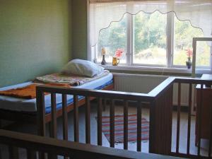 sypialnia z łóżeczkiem dziecięcym i oknem w obiekcie 6 person holiday home in M RLUNDA w mieście Fågelfors