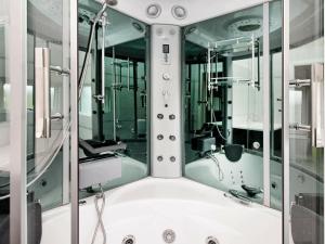 ein Bad mit einer Badewanne in einem Zimmer in der Unterkunft 10 person holiday home in Ansager in Ansager