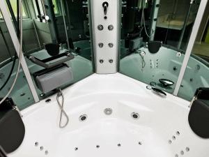 eine Badewanne im Bad mit Waschbecken in der Unterkunft 10 person holiday home in Ansager in Ansager