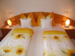 1 dormitorio con 1 cama con 2 almohadas y 2 lámparas en Appartements Sonngarten en Campo Tures