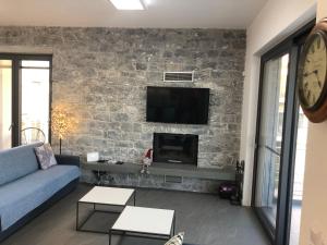 Televiisor ja/või meelelahutuskeskus majutusasutuses Elion Luxury Apartments