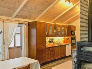 Frei的住宿－Holiday Home Rensvikholmen，厨房配有木制橱柜、水槽和炉灶。