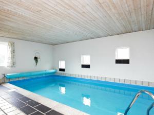 una gran piscina con techo de madera en Five-Bedroom Holiday home in Blåvand 29, en Ho