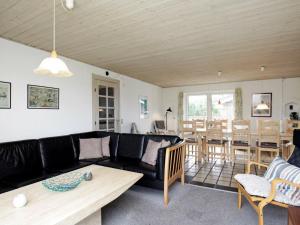 Oleskelutila majoituspaikassa Five-Bedroom Holiday home in Blåvand 29