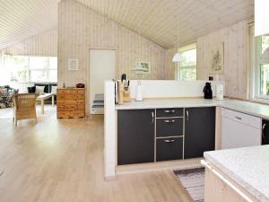 Bunkenにある8 person holiday home in lb kの木製の壁とカウンタートップが備わるキッチン