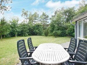 una mesa blanca y sillas en un patio en 8 person holiday home in lb k, en Bunken
