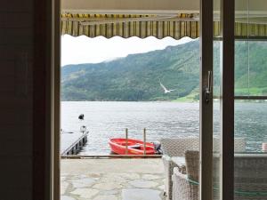 11 person holiday home in hebnes في Hebnes: منظر القارب على الماء من المنزل