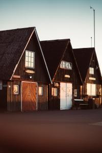 Greve的住宿－Strandmotellet，一个带两扇门和车库的大型木制谷仓