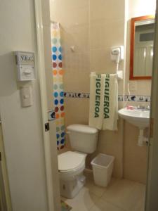 A bathroom at Hotel Figueroa