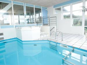 ヒアツハルスにある12 person holiday home in Hirtshalsの建物内の青い水のスイミングプール